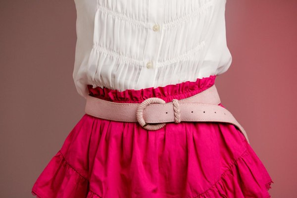 Quelles sont les astuces pour porter des jupes crayon avec des tops casual?