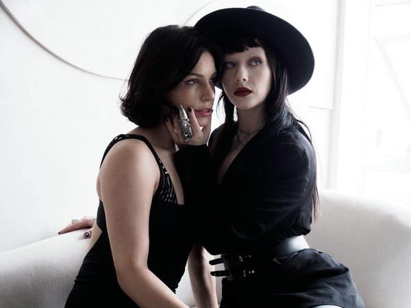 Quelles techniques pour superposer des colliers de différentes longueurs avec élégance?