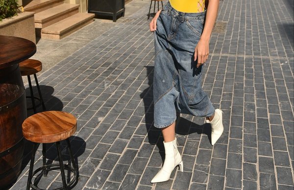 Quels sont les meilleurs conseils pour assortir une tenue avec des bottines blanches?